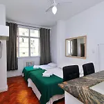 Studio muito economico para 3 pessoas com vista lateral para o mar!